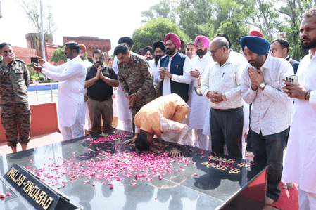 पंजाब: फिरोजपुर में रक्षा राज्य मंत्री ने शहीदों को दी श्रद्धांजलि, बाढ़ राहत कार्यों की समीक्षा की
