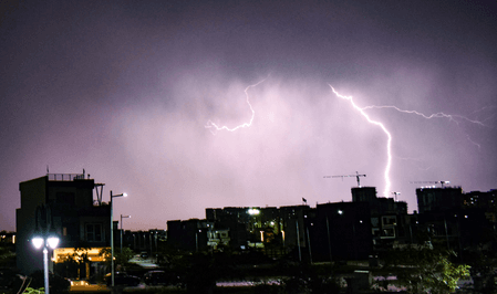 मध्य प्रदेश के कुछ जिलों में गरज-चमक के साथ बारिश की संभावना, लू का असर जारी