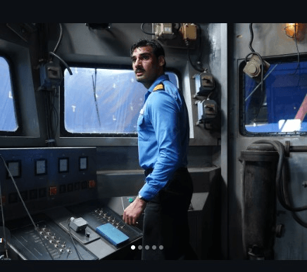 अहान ने फैंस से सवाल पूछते हुए कहा, क्या आपने बॉर्डर 2 देखी?