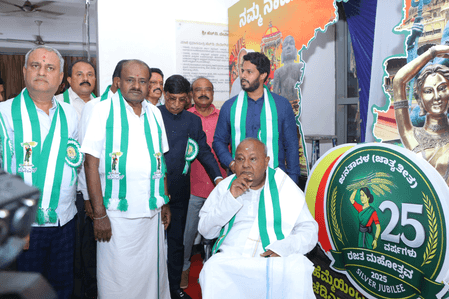 कर्नाटक: देवगौड़ा फिर से चुने गए जद (एस) के राष्ट्रीय अध्यक्ष, कुमारस्वामी बने राज्य प्रमुख