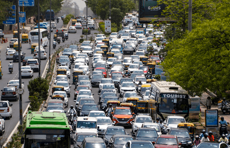 दिल्ली में पुराने वाहनों पर बड़ी कार्रवाई की तैयारी, पेट्रोल पंप पर ही होंगे सीज