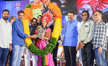 महाराष्ट्र के मुख्यमंत्री देवेंद्र फडणवीस ने शतरंज विश्व कप विजेता दिव्या देशमुख को दिया 3 करोड़ का नकद पुरस्कार