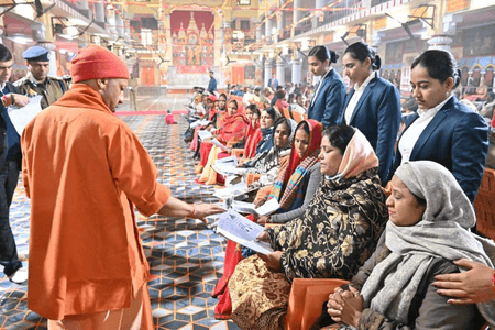 अधिकारियों से बोले सीएम योगी, हर पीड़ित की समस्या का हो समयबद्ध और गुणवत्तापूर्ण निस्तारण