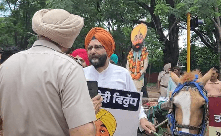 अमृतसर को पवित्र नगरी घोषित करने की मांग पर भाजपा का प्रदर्शन, हिरासत में कई नेता