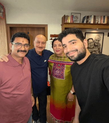 समय रैना की सादगी पर फिदा हुए अनुपम खेर, मां दुलारी देवी से मिलने का दिया न्योता