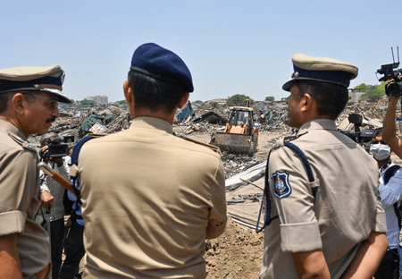 गुजरात: चंडोला इलाके में अवैध अतिक्रमण के खिलाफ कार्रवाई, 3 हजार से ज्यादा पुलिसकर्मी तैनात
