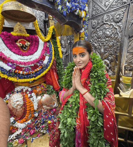 अक्षरा सिंह पहुंची मां विंध्यवासिनी के दरबार, उतारी मां की आरती