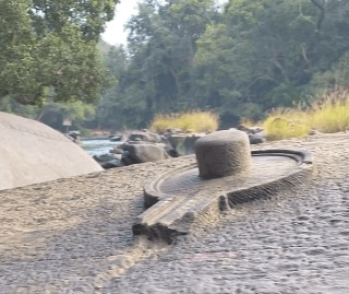 नदी की धारा के मध्य जहां एक साथ हजारों शिवलिंग मौजूद, पानी का स्तर कम होते ही देते हैं महादेव भक्तों को दर्शन