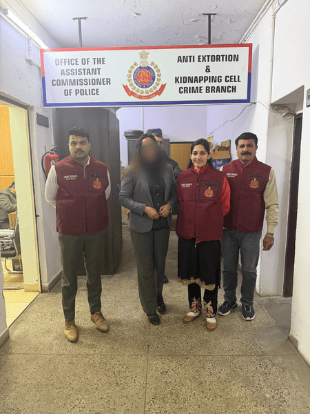 क्राइम ब्रांच की बड़ी कार्रवाई: उच्च सुरक्षा वाले दूतावास क्षेत्रों में फर्जी नंबर प्लेट वाली गाड़ी से घूम रही महिला गिरफ्तार