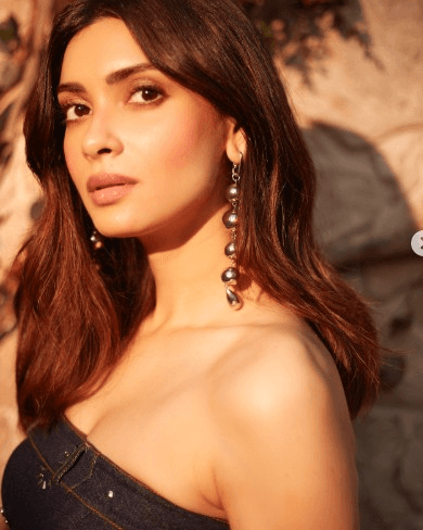 कैजुअल लुक में दिखीं डायना पेंटी, डेनिम स्कर्ट-टॉप में तस्वीरें की पोस्ट