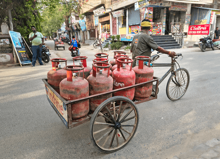 देश में पेट्रोल-डीजल, एलपीजी समेत अन्य ईंधनों का पर्याप्त स्टॉक; ऑनलाइन बुकिंग चौबीसों घंटे जारी: सरकार
