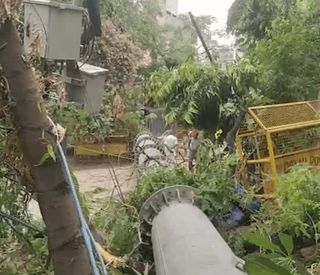 दिल्ली: आंधी में धराशायी हुआ 100 फीट लंबा मोबाइल टावर, स्थानीय लोग नाराज