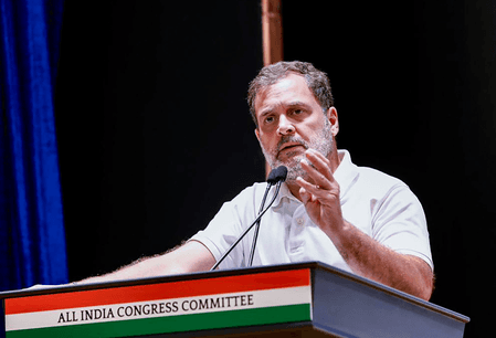 सीआरपीएफ शौर्य दिवस पर राहुल गांधी ने दी श्रद्धांजलि, सीएपीएफ में भेदभाव खत्म करने की मांग