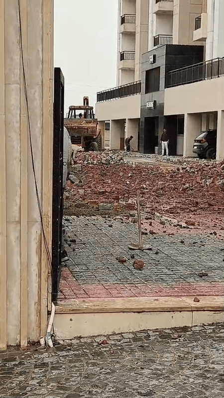 ग्रेटर नोएडा : ओएसिस ग्रैंडस्टैंड सोसायटी में आंधी ने मचाई तबाही, बाल-बाल बचे लोग