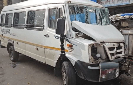 मुंबई: टैंपो ट्रैवलर दादर प्लाजा बस स्टॉप पर बस से टकराया, एक की मौत, 6 घायल