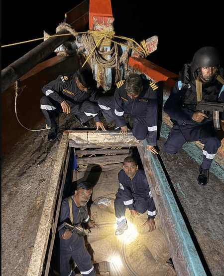 तटरक्षक ने बंगाल की खाड़ी में 2600 किलो सुपारी तस्करी पर लगाई रोक, नाव जब्त