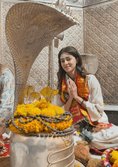 महादेव की शरण में अनन्या पांडे, नागेश्वर द्वारिकाधीश मंदिर में टेका माथा