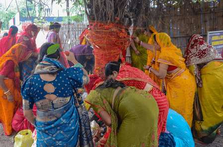 वट सावित्री पर्व: प्रयागराज में सुहागिन महिलाओं ने की वटवृक्ष की पूजा