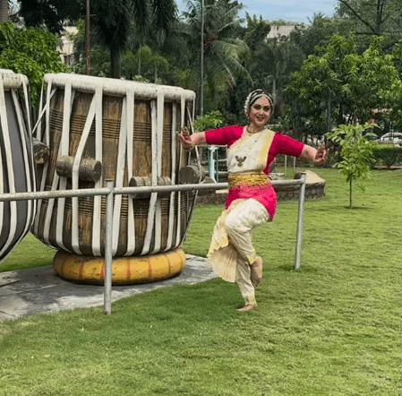 मीनाक्षी शेषाद्रि खास अंदाज में ले रही मानसून का मजा, पुराने गाने पर किया खूबसूरत डांस