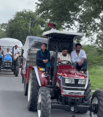 सोनू सूद की नेक पहल, बहन मालविका के साथ पंजाब के गांवों में पहुंचाई राहत सामग्री