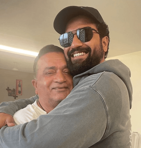 विक्की कौशल के पिता ने सफाई कर्मचारी की तारीफ में लिखा भावुक पोस्ट