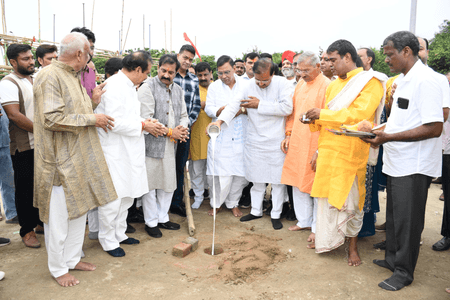 नोएडा : श्री सनातन धर्म रामलीला समिति के तत्वावधान में रामलीला के आयोजन के लिए भूमि पूजन संपन्न