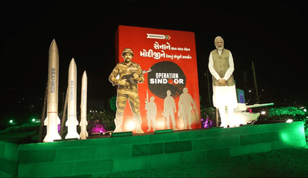 गुजरात में पीएम मोदी के स्वागत में लगे 'ऑपरेशन सिंदूर' के पोस्टर और होर्डिंग्स