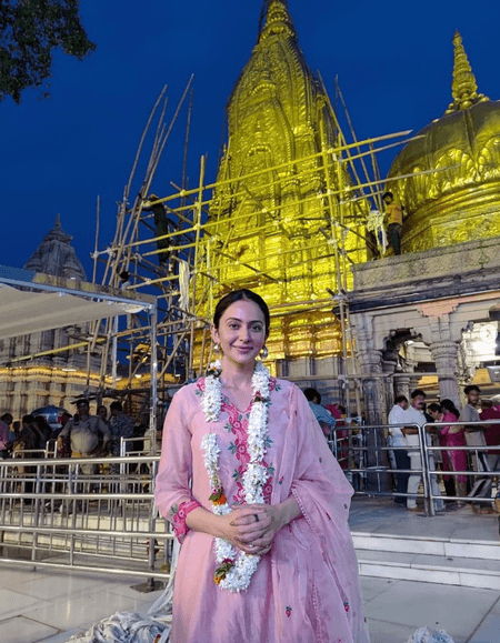 रकुल प्रीत सिंह ने काशी विश्वनाथ के दर पर टेका मत्था, गंगा आरती का बनीं हिस्सा