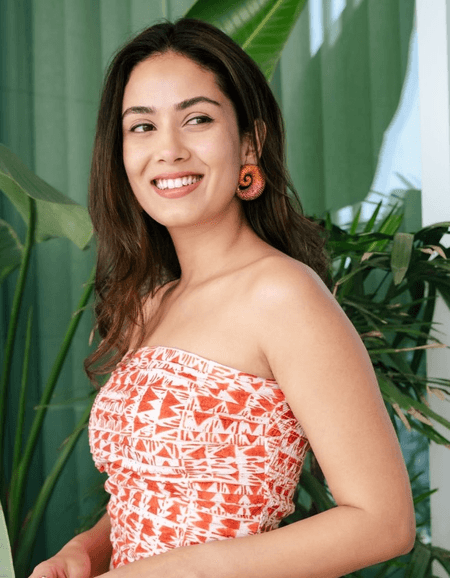 दमकती त्वचा के लिए हल्दी, दूध और तुलसी का करें इस्तेमाल, पाएं बॉलीवुड अभिनेत्रियों सा निखार