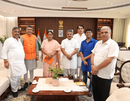 विहिप इंद्रप्रस्थ प्रांत ने सौंपा हिंदू मांग पत्र, सीएम रेखा गुप्ता ने सकारात्मक कदम उठाने का दिया भरोसा