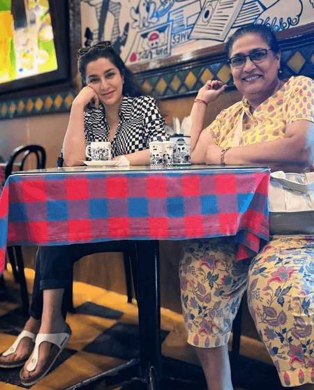 टिस्का चोपड़ा ने दोस्त आस्था को घुमाया मुंबई का आइकॉनिक 'कैफे मोंडेगार'