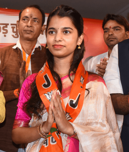 हर परिवार को नौकरी का वादा सिलेबस से बाहर, मैथिली ठाकुर का तेजस्वी यादव पर तंज