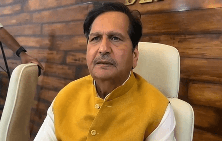 मुंबई में भारी बारिश के बीच मंत्री मंगल प्रभात लोढ़ा ने कहा, 'घबराने की जरूरत नहीं है'