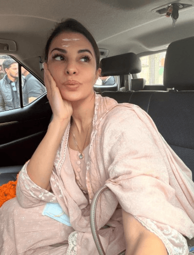 अभिनेत्री जैकलीन फर्नांडीज ने की काशी की सैर, स्थानीय चाट का भी मजा लिया