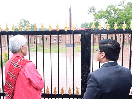 उपराज्यपाल मनोज सिन्हा ने श्रीनगर के बलिदान स्तंभ का किया दौरा