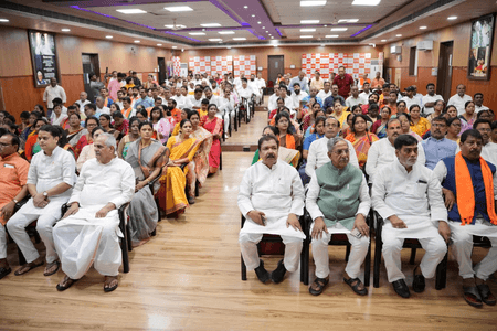 बिहार भाजपा प्रदेश कार्यालय में दिलीप जायसवाल ने अन्य नेताओं के साथ सुनी प्रधानमंत्री की 'मन की बात'