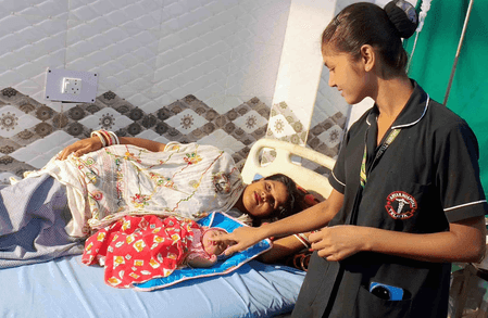 मूसलाधार बारिश के बीच यात्री बस में कराया सुरक्षित प्रसव, गूंजी खुशियों की किलकारी