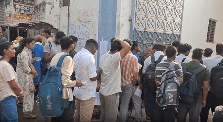 यूपी लेखपाल मुख्य परीक्षा: कड़ी सुरक्षा-बायोमेट्रिक सत्यापन के बाद अभ्यर्थियों को मिल रहा प्रवेश