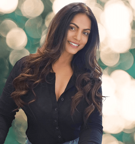 बर्थडे स्पेशल : बॉलीवुड की पहली ब्लैक बेल्ट एक्ट्रेस नीतू चंद्रा, हिट रही डेब्यू फिल्म पर विवादों से रहा गहरा नाता