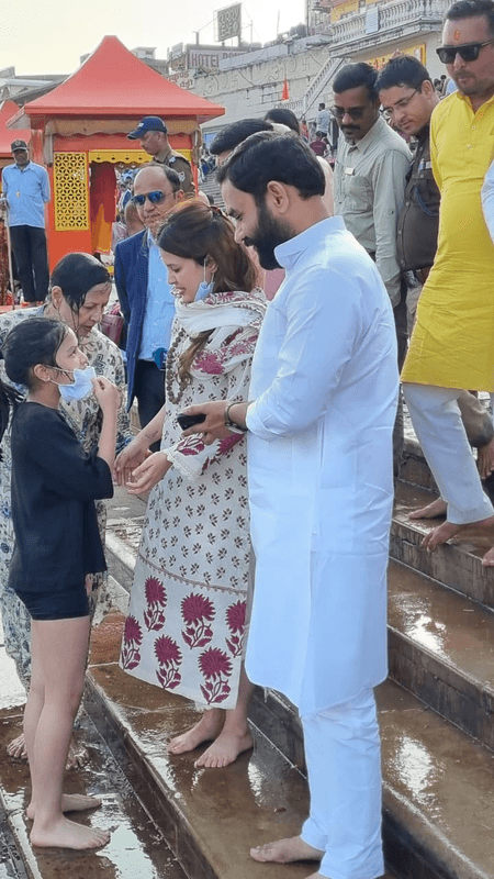 एमएस धोनी की पत्नी साक्षी धोनी ने हर की पौड़ी में लगाई आस्था की डुबकी