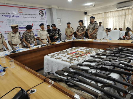 लातेहार में नौ नक्सलियों ने पांच एके-47 सहित हथियारों के जखीरे के साथ किया सरेंडर