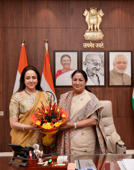 हेमा मालिनी ने दिल्ली की सीएम रेखा गुप्ता से मुलाकात की