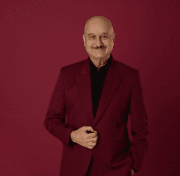 अनुपम खेर ने अकेले चलने की 'शक्ति' पर डाला प्रकाश, 'नीले गगन के तले' के साथ शेयर किया वीडियो