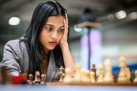 सीजेआई ने फिडे महिला विश्व कप 2025 की विजेता दिव्या देशमुख से मुलाकात कर दी बधाई