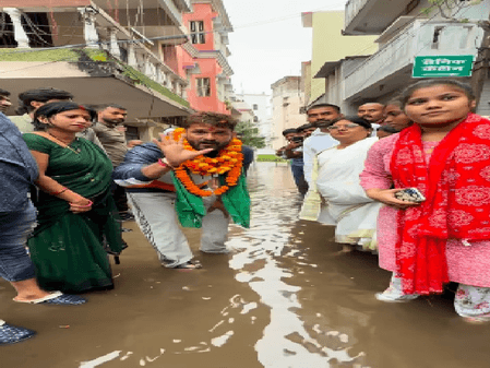 छपरा की गलियों का जमा पानी दिखाकर खेसारी लाल यादव ने साधा एनडीए सरकार पर निशाना