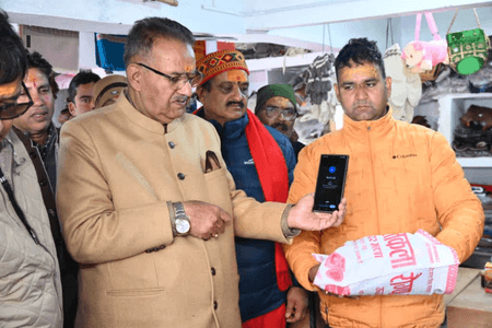 चमोली : सेना के जवानों और ग्रामीणों से मंत्री ने की मुलाकात, डिजिटल लेनदेन को बढ़ावा देने का दिया संदेश