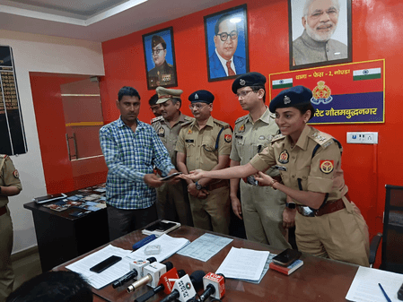 नोएडा : पुलिस ने लोगों को लौटाए उनके खोए हुए 100 मोबाइल फोन