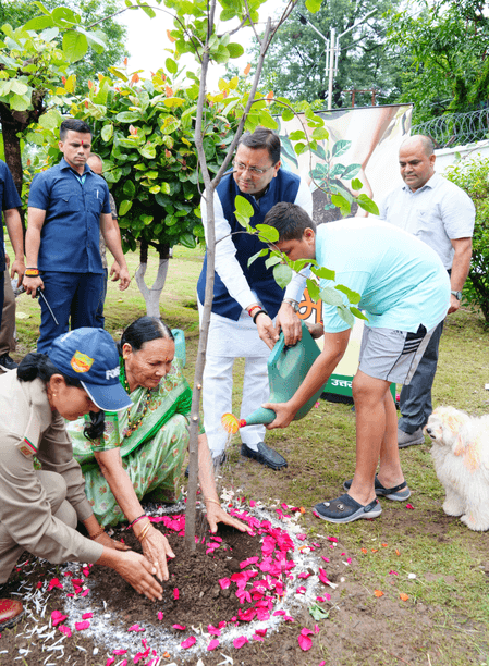 'एक पेड़ मां के नाम' अभियान के तहत मुख्यमंत्री पुष्कर सिंह धामी ने अपनी मां संग किया पौधरोपण