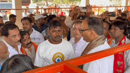 नोएडा : डिप्टी सीएम बृजेश पाठक ने किया गौशाला का निरीक्षण, चारे और पानी की खामियों पर जताई नाराजगी