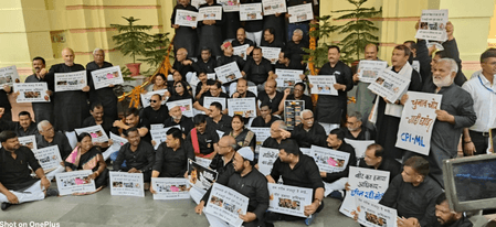 बिहार: काला कपड़ा पहनकर विरोध करने विधानसभा पहुंचे राजद विधायक, जदयू बोली 'मुंह पर भी कालिख पोत लेते'